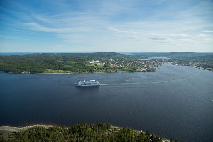 Birka Cruises på väg ut från Härnösand