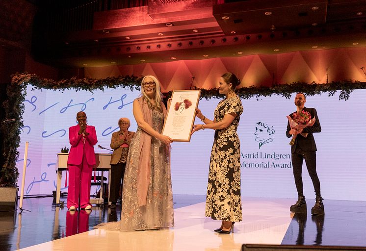 Laurie Halse Anderson recieving the 2023 Astrid Lindgren Memorial Award diploma from Her Royal Highness Victoria, The Crown Princess of Sweden