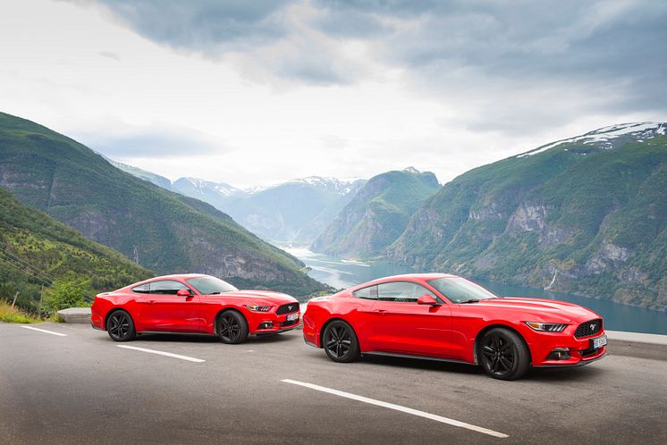 Endelig har nye Ford Mustang kommet til Norge. Aurlandsfjorden i bakgrunnen