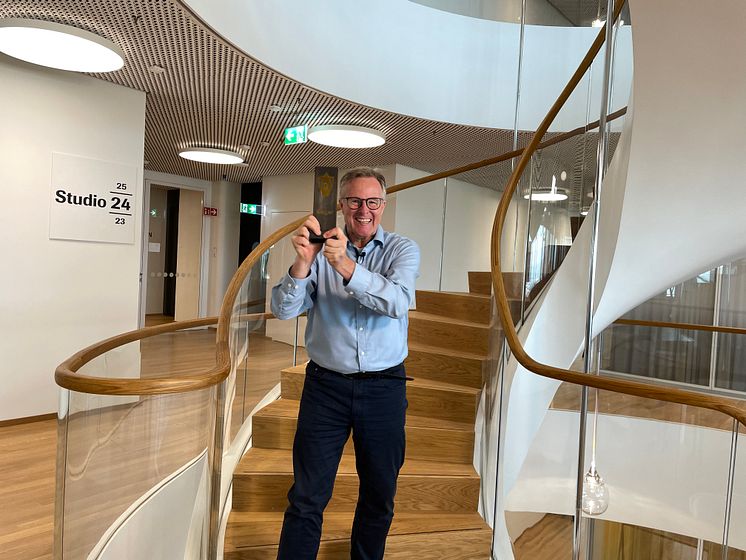 Kategorie Treppen und Geländer: MetallArt-Geschäftsführer Andreas Wahsner freut sich über den gelungenen Blickfang und die Anerkennung der Leistung.