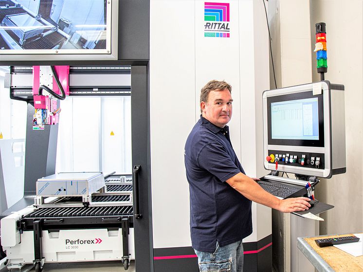 Maskinoperatør Michael Schwartz, Pro-Automatic A/S, kan styre og programmere laserbearbejdningscentret direkte på en maskinens terminal, og mens den arbejder, er det muligt at forberede det næste job. 3D-laseren