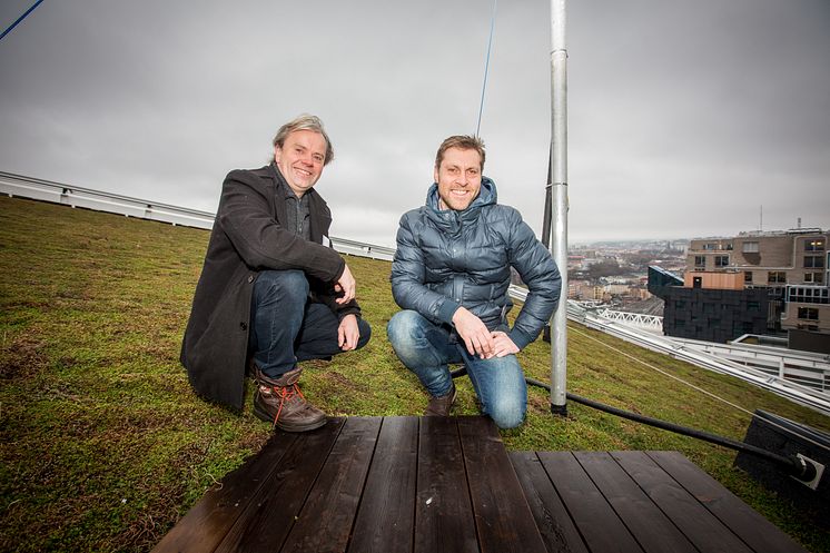 Jostein Sundby i Vital Vekst AS og Tom Atle  Pettersen i Weber på taket av ett av de nye byggene i Bjørvika. – Leca skaper et godt klima for plantene og er enkelt å jobbe med, sier Sundby.