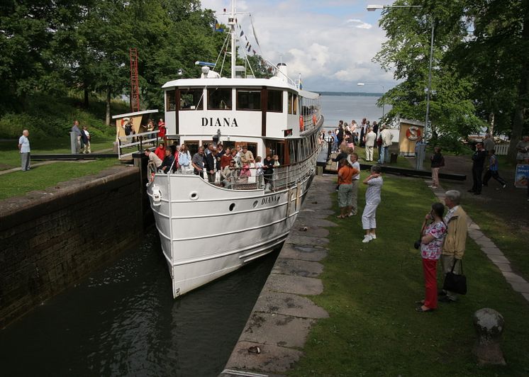 Pressbild - Göta kanal M/S Diana i Borenshults slussar