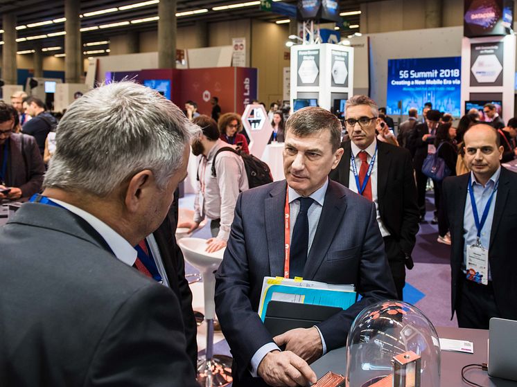 eu-commissioner-vp-andrus-ansip-discusses-apr-technologies-cryo-cooler_26641963758_o