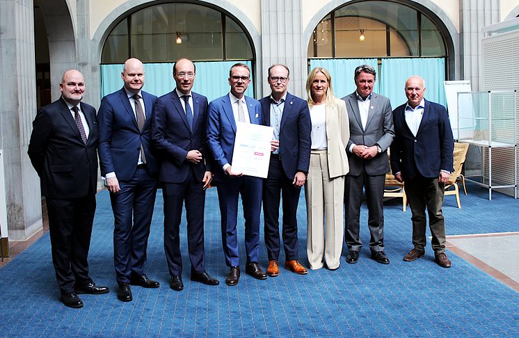 Norwegians CEO Geir Karlsen tillsammans med infrastrukturminister Andreas Carlsson och CEOs för de största aktöterna i flygbranschen