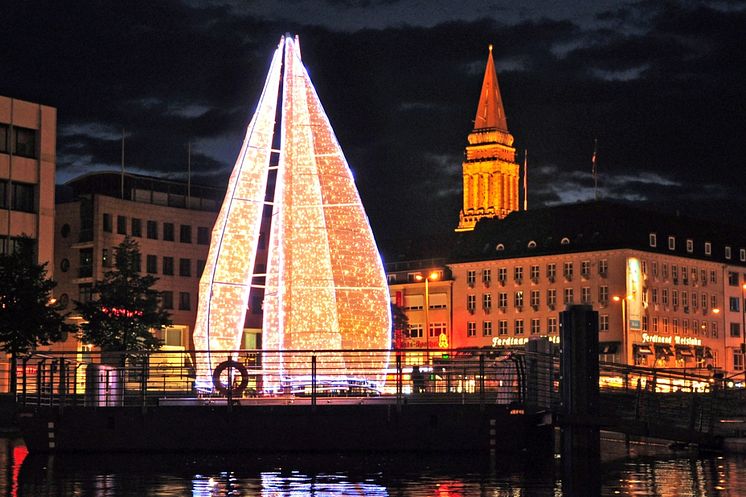 Auch die Winterbeleuchtung in Kiel ist maritim - Lichtsegelbaum