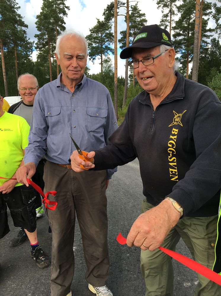 Alvar Olsson och Åke Fransson nyinviger återvinningscentralen i Österfärnebo