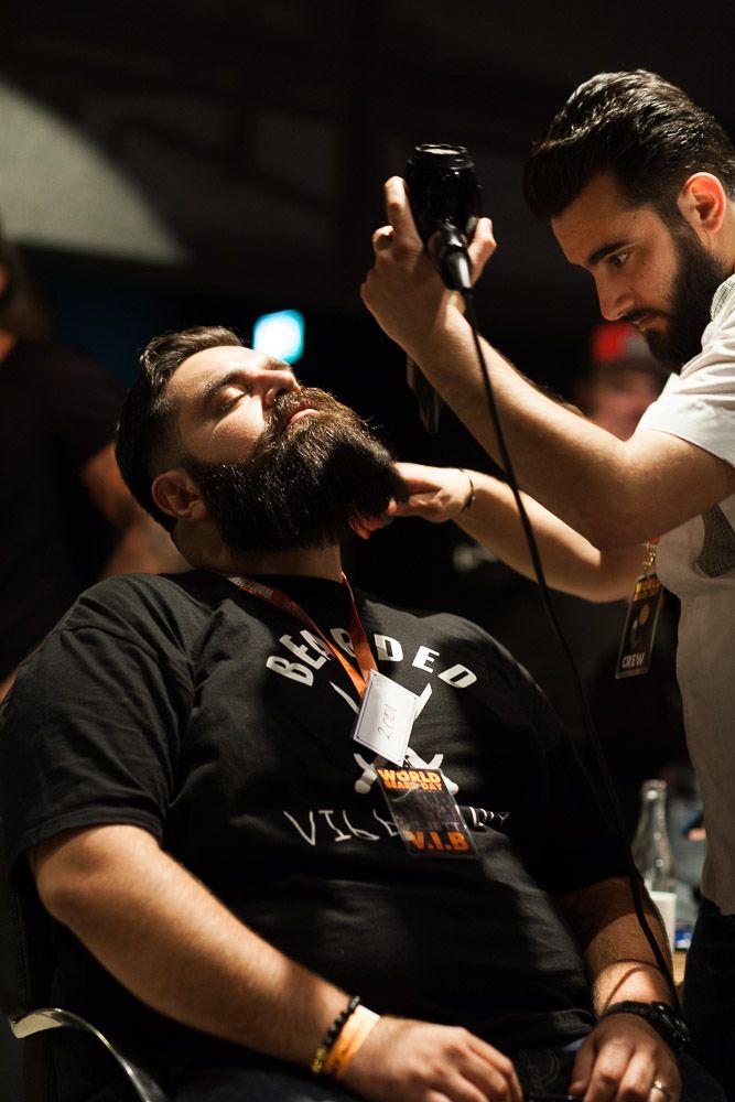 Barberare trimmar skägg på World Beard Day för välgörenhet