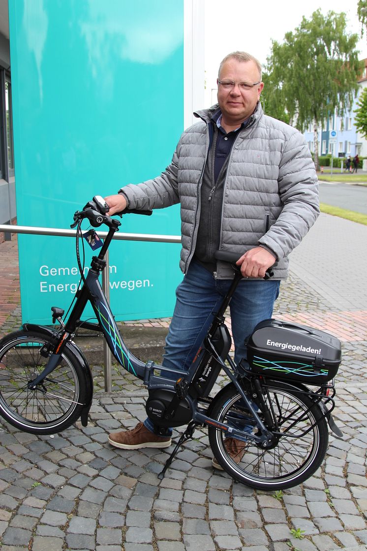 Ralf Niermann nimmt für den TuS Bellersen das Klapp E-Bike entgegen.