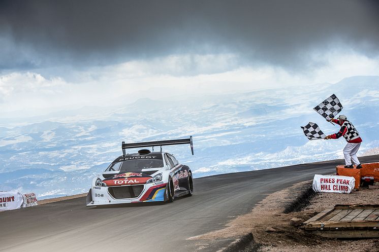 Nytt världsrekord av Loeb i Peugeot 208 T16