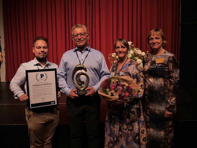 Anlægsgartner Gottlieb vinder CSR People Særpris. Fra venstre: Daniel Kronskov, Thomas Gottlieb, Susanne Stokkebro Bech og Mette Rønnau.