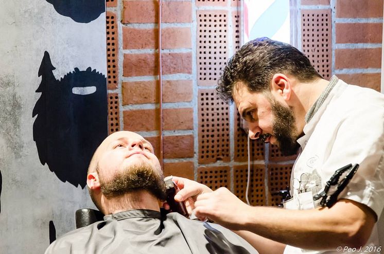 Barberare trimmar skägg för välgörenhet på Spånga Beard Party