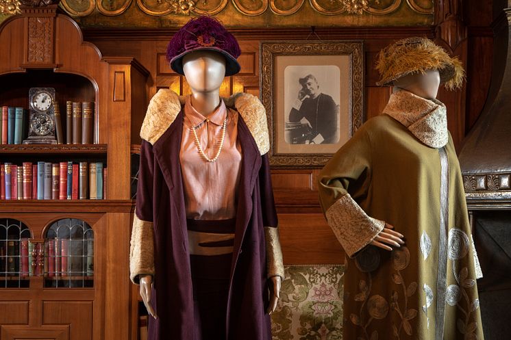 Eleganta dräkter i slottets boudoir. Kappan till höger användes av Cora i ett avsnitt av "Downton Abbey".