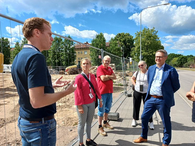 Bostadsminister Johan Danielsson besöker Riksbyggens projekt Tranan i Kalmar