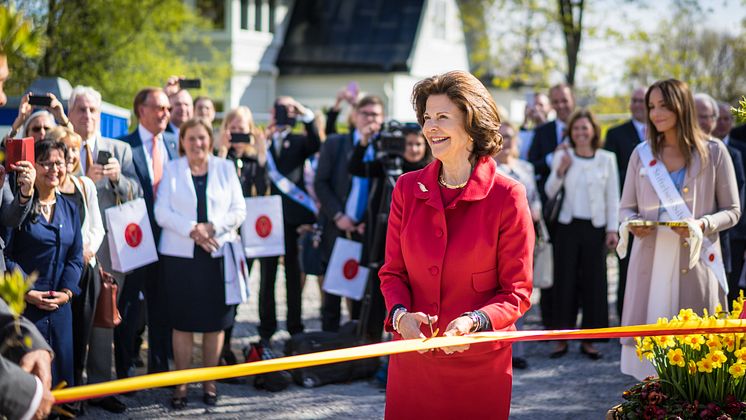 En mycket glad Drottning invigde SilviaBo på Drottningholm.
