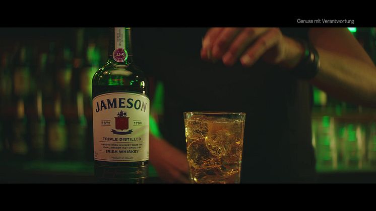 In seinem TV-Spot stellt Jameson mit dem Drink „Jameson, Ginger Ale & Lime“ seine Mixbarkeit unter Beweis.