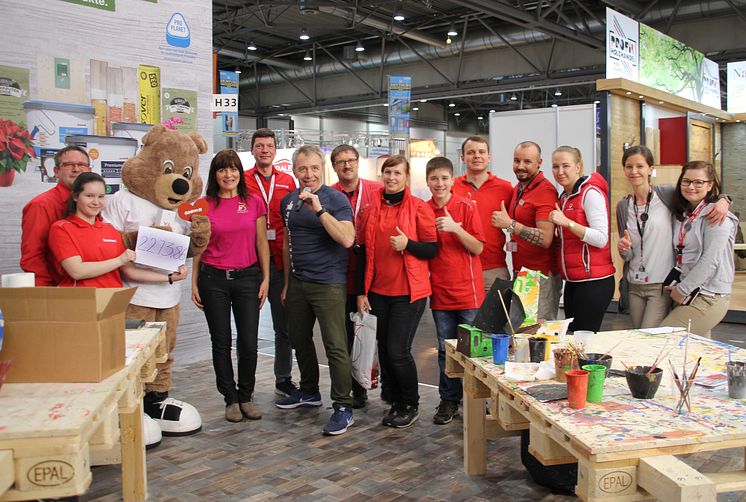 Toom Baumarkt unterstützt Bärenherz: Engagierter Einsatz auf der Messe Haus-Garten-Freizeit