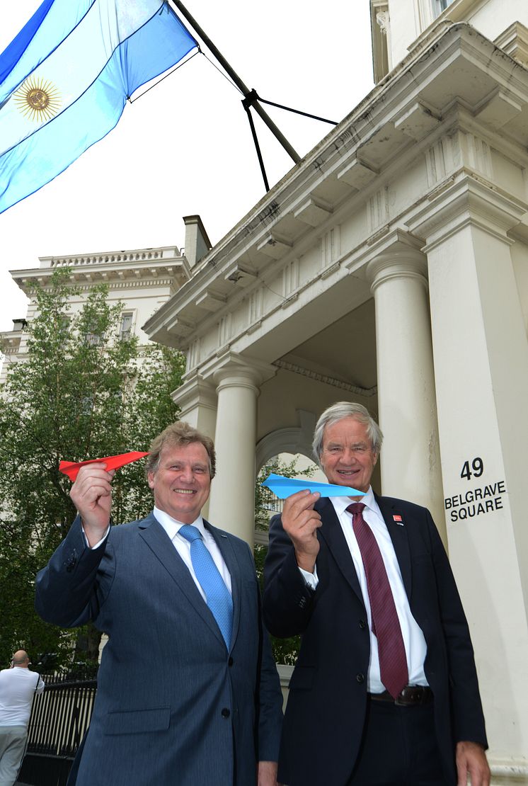 Argentiinan Ison-Britannian suurlähettiläs Carlos Sersale di Cerisano ja Norwegianin konsernijohtaja Bjørn Kjos