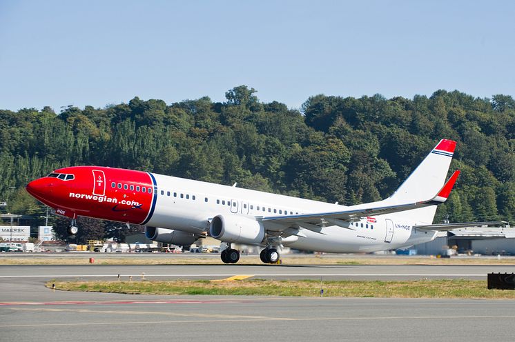 Norwegian's 50th new aircraft, LN-NGE, taking-off from Boeing Field