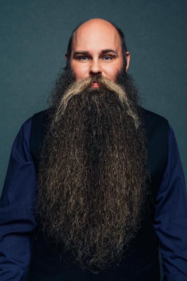 Jonas Bergkvist, vinnare av SM i skägg 2016, sitter i juryn för Spånga Beard Partys skäggtävling