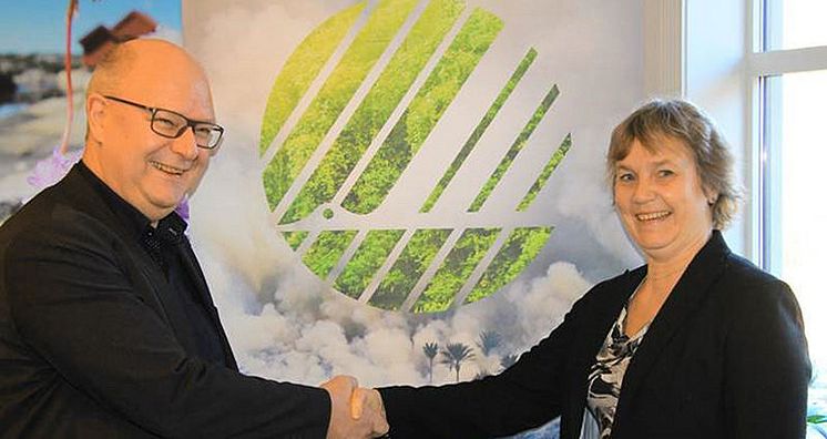 Administrerende direktør Anita Winsnes i Miljømerking Norge og avdelingsleder i Norsk Byggtjeneste AS, Ole Gunnar Honningsøy.