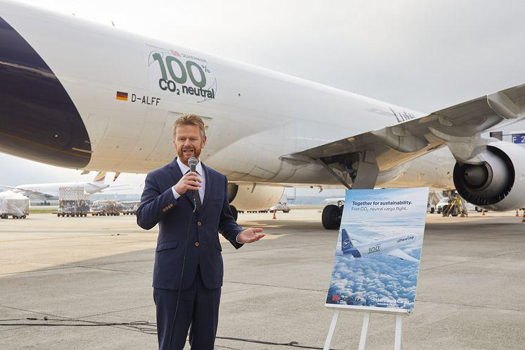 First CO2-neutral freight flight Lufthansa Cargo and DB Schenker start 