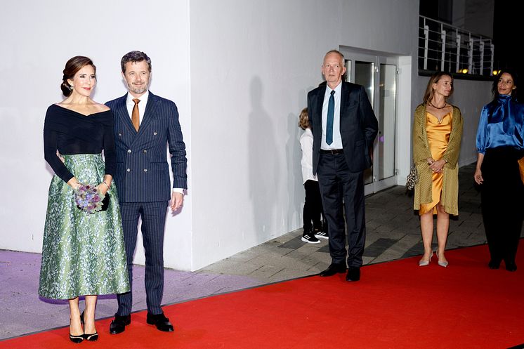 D.K.H. Kronprins Frederik og Kronprinsesse Mary ankommer til Kronprinsparrets Priser 2021 i Vejle Musikteater