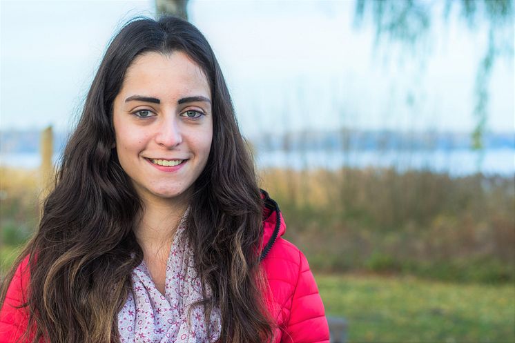 Junge Busfahrerin hört mit zwei Cochlea-Implantaten (CI) – Julia Riepe (24) hat sich für neues Hören mit dem Cochlear™ Kanso® entschieden