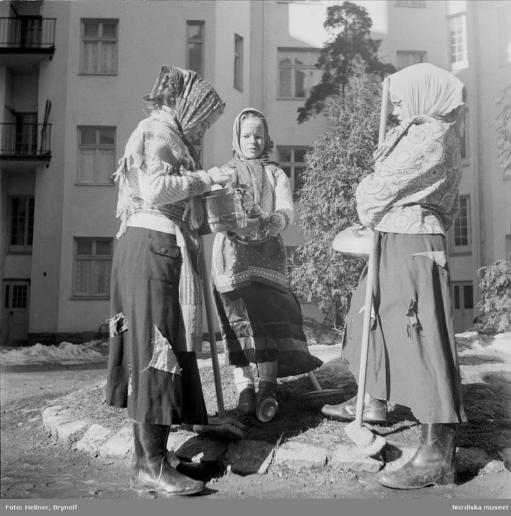 NMA.0036962 Tre påskkäringar på påskafton 1947. Solna, Råsunda. Foto Brynolf Hellner, Nordiska museet