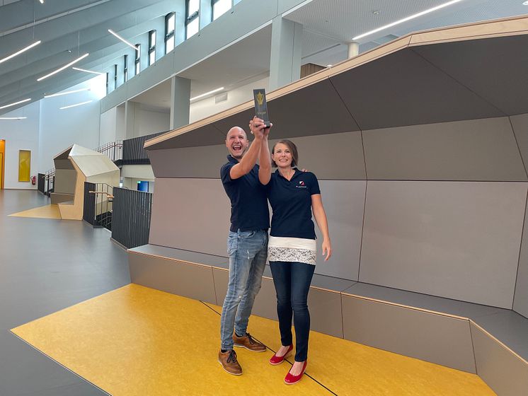 Daniela Neubauer-Kimmerle und Matthias Kimmerle wurden für ihre Sitzmuscheln in der Realschule Wemding ausgezeichnet
