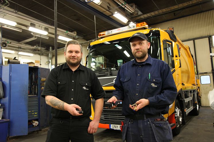 Dennis Pettersson, verkmästare, och Jonathan Dahlgren, fordonsmekaniker, med nyckel och delar till "Leave and Lock"-systemet.