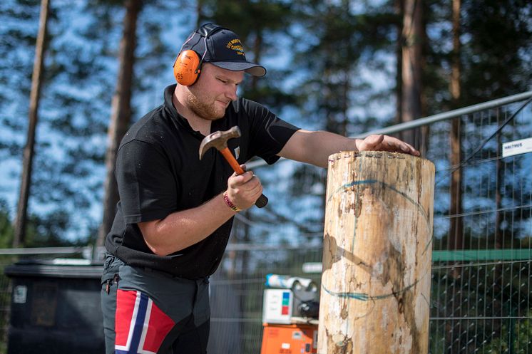 Vebjørn Bleka Sønsteby forbereder tømmerstokken før konkurranse. 