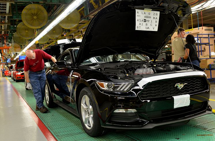 Nye Ford Mustang med første bil ut av produksjonslinja.08.2014