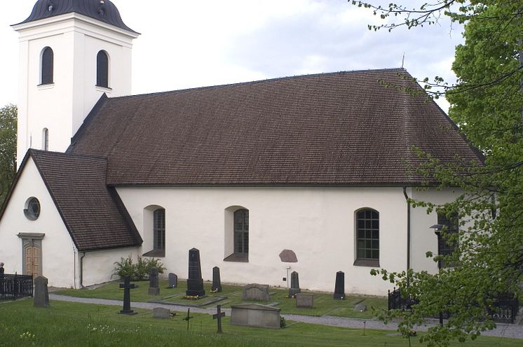 Huddinge kyrka från 1200-talet. Foto Mattias Ek