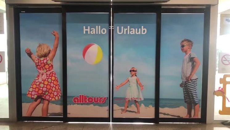 alltours Werbung am Flughafen Mallorca - Hallo Urlaub