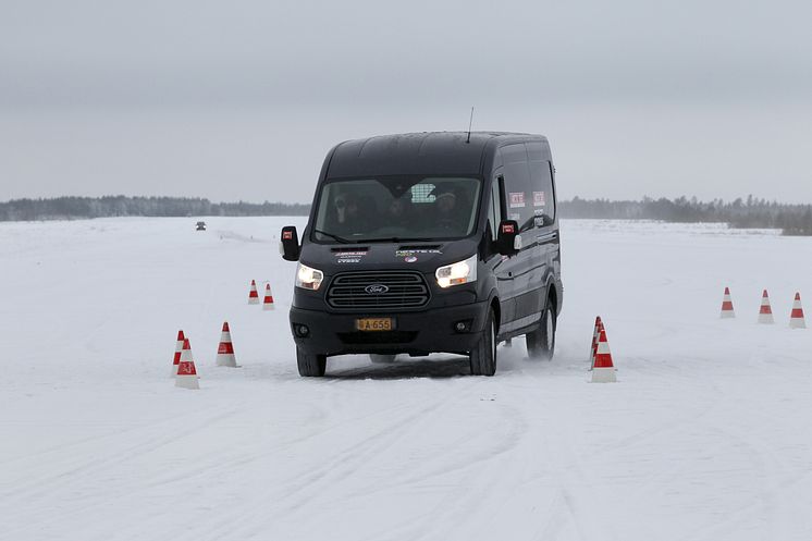 Nya Ford Transit på slalombana i Arctic Van test.