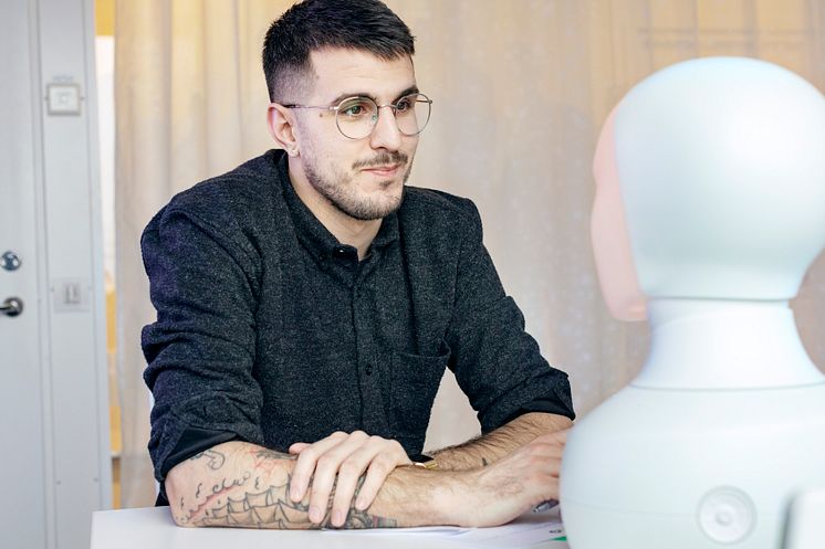 Tengai - the unbiased social interview robot 