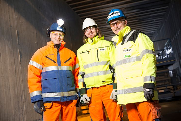 Even Mannion fra Skanska sammen med Anton Hultquist og Ole Fredrik Fodnes fra Weber i ankomsttunnelen til nye Holmestrand stasjon. 