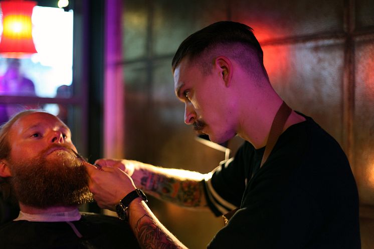 Barberare trimmar skägg för välgörenhet - The Lions Barber Collective