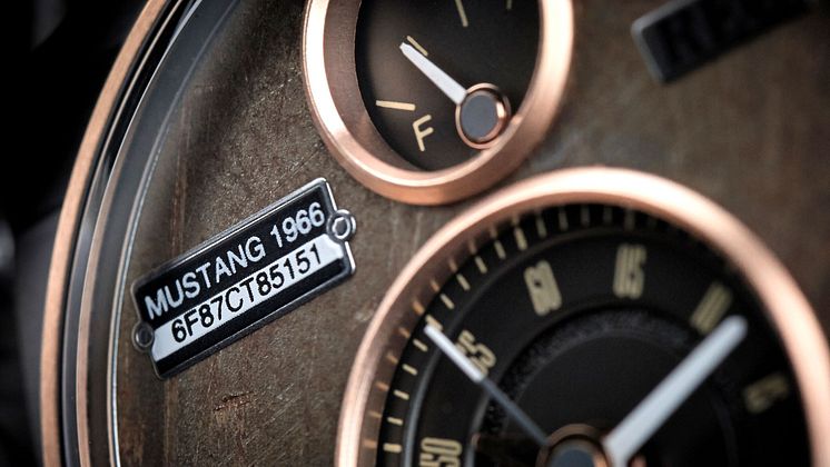 Varje klocka bär på bilens historia. Därför skrivs bilens chassinummer på urtavlan.
