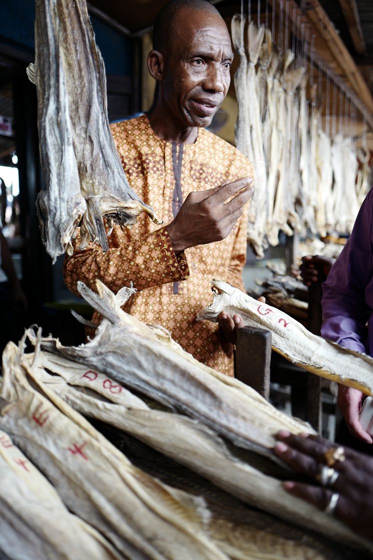 Norsk tørrfisk på marked i Nigeria
