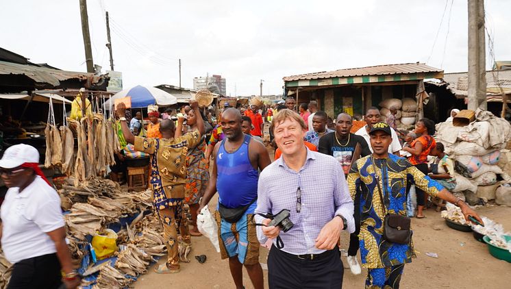 Trond Kostveit på tørrfiskmarked i Lagos