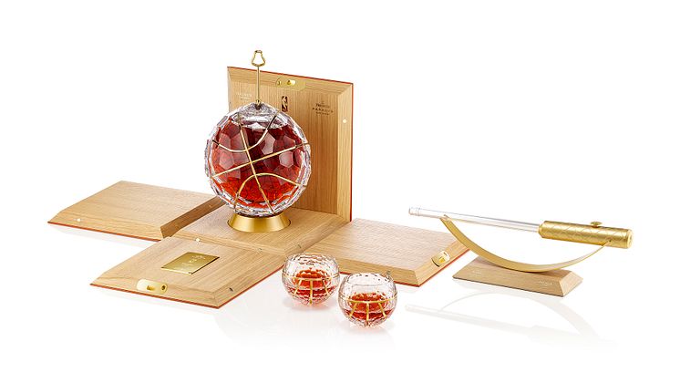 The basketball-shaped carafe is shaped in hand-faceted Baccarat crystal, while gold adorns the leather, weaving itself around the box