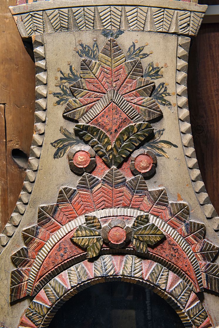 Skuren och applicerad dekor i furu på golvursfoder