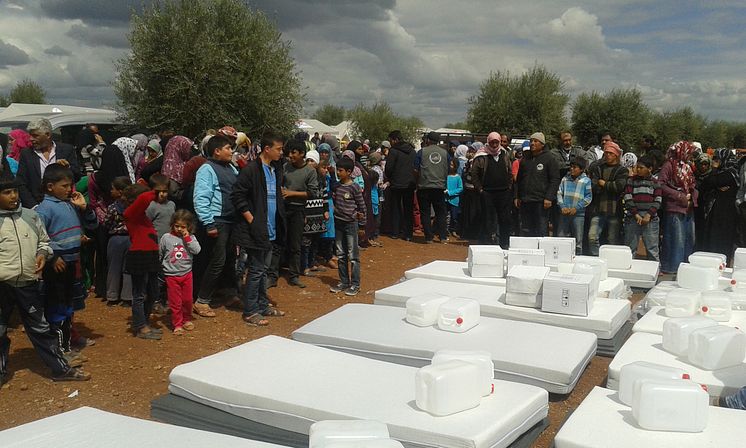 Läkare Utan Gränser delar ut förnödenheter till flyktingar i Azazdistriktet i norra Syrien. 