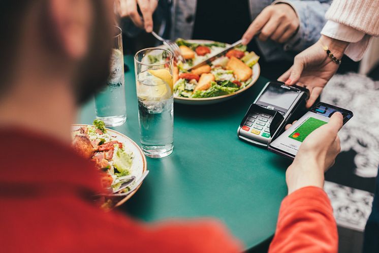 Marknaden för mobila betalningar växer så det knakar - svenskarna positivt inställda till mobila betaltjänster