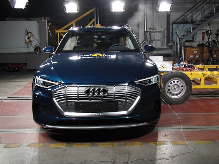 Audi e-tron Side crash test May 2019