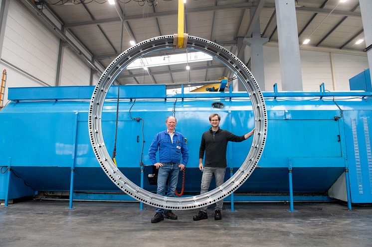 Feinwerkmechanikpreis: Peter und Daniel Blank haben mit der Präzisionsbearbeitung dieses 3,20 Meter großen Lagerrings die Leistungsfähigkeit ihres mittelständischen Betriebs unter Beweis gestellt.