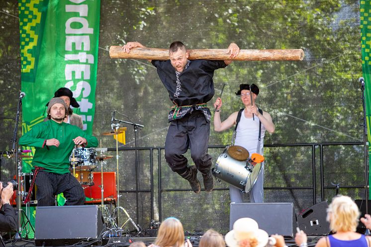 Otava Yo - med tidvis spektakulært show på Førdefestivalen. 