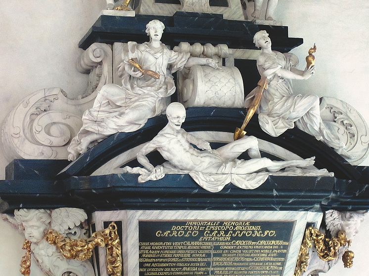 Döden lurar på kistlocket på biskop Carl Carlsson grav från 1708 – ett av sju magnifika barockmonument i domkyrkan. Fotograf: Rikard Larsson.